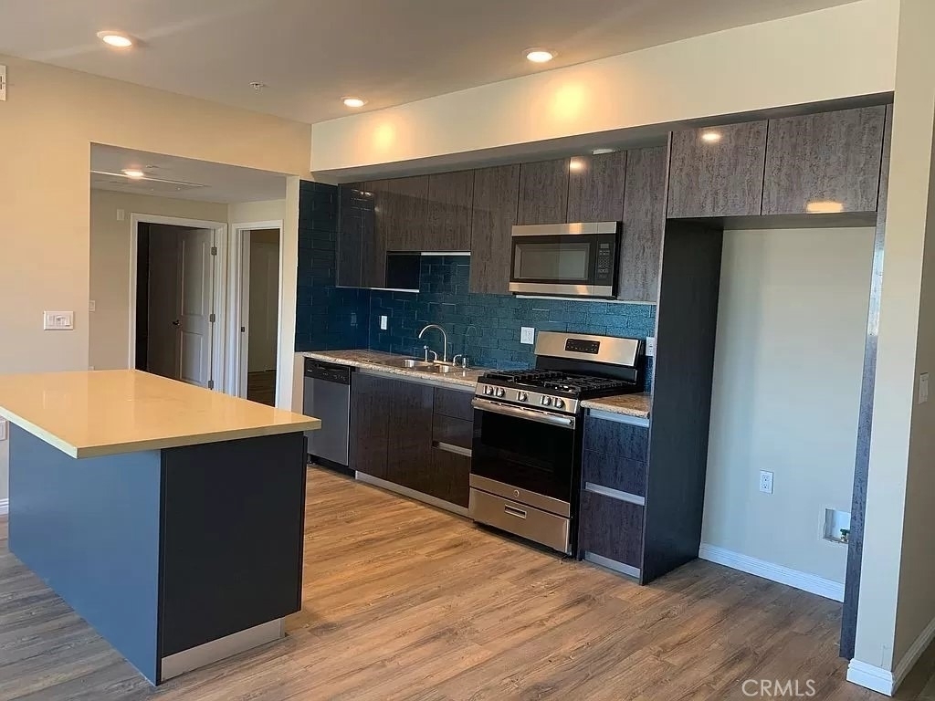 11442 Victory Boulevard - Photo 13