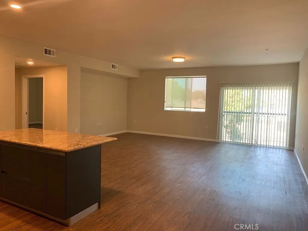 11442 Victory Boulevard - Photo 5