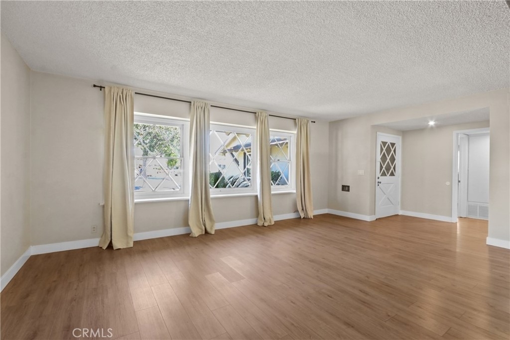 10925 Newcomb Avenue - Photo 2