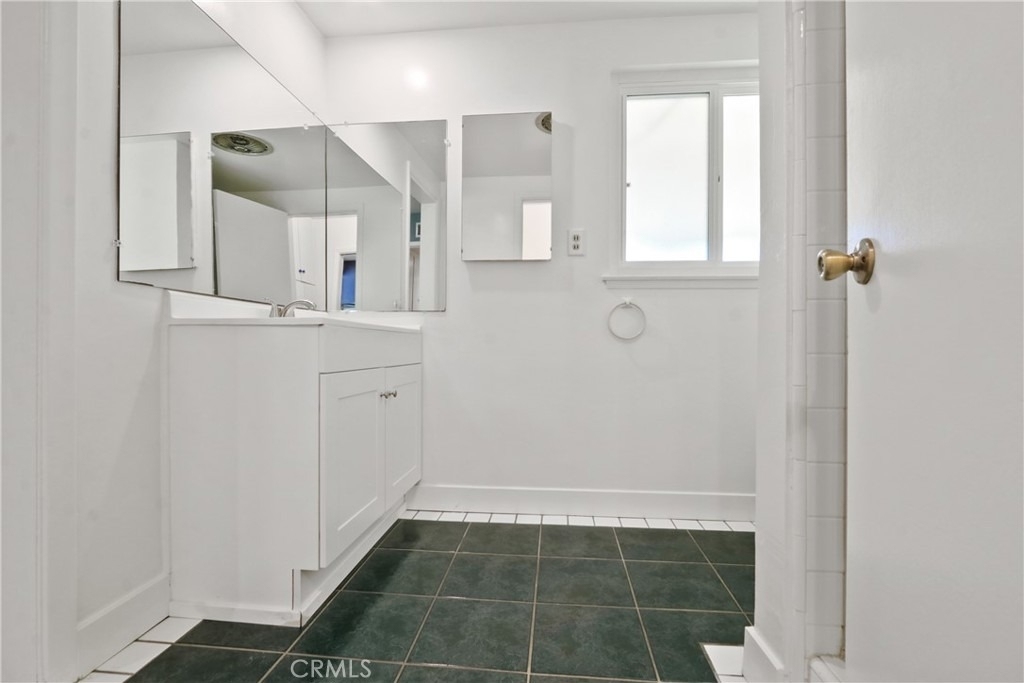 10925 Newcomb Avenue - Photo 8