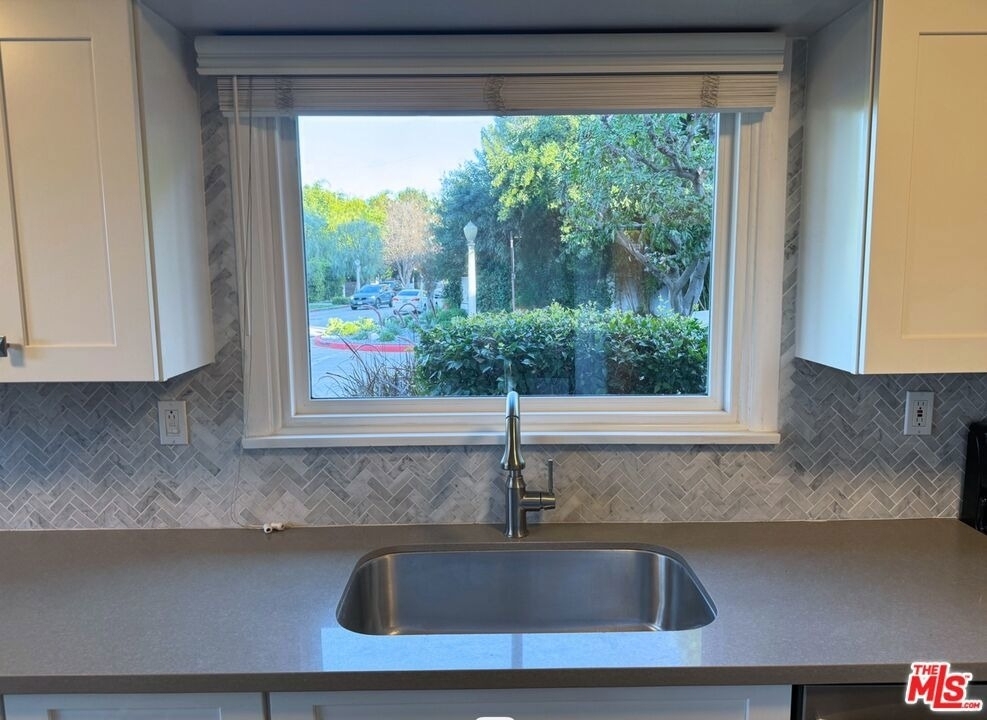 4443 Saugus Avenue - Photo 10
