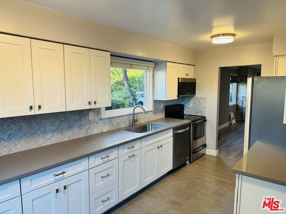 4443 Saugus Avenue - Photo 9