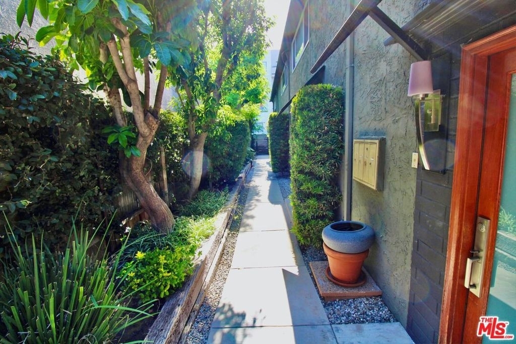 4443 Saugus Avenue - Photo 1