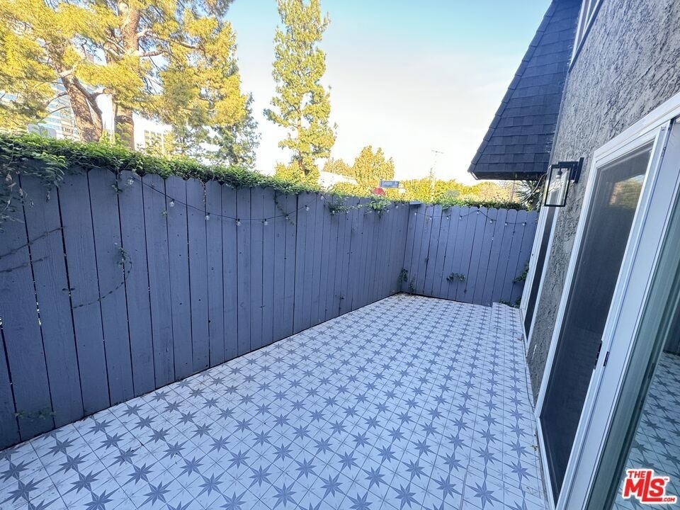 4443 Saugus Avenue - Photo 8