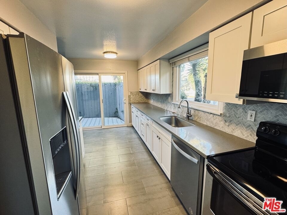 4443 Saugus Avenue - Photo 6