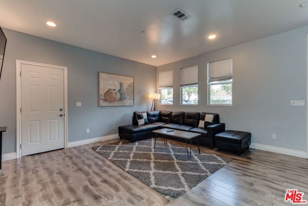 16001 Wyandotte Street - Photo 9