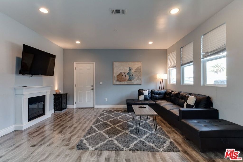 16001 Wyandotte Street - Photo 8