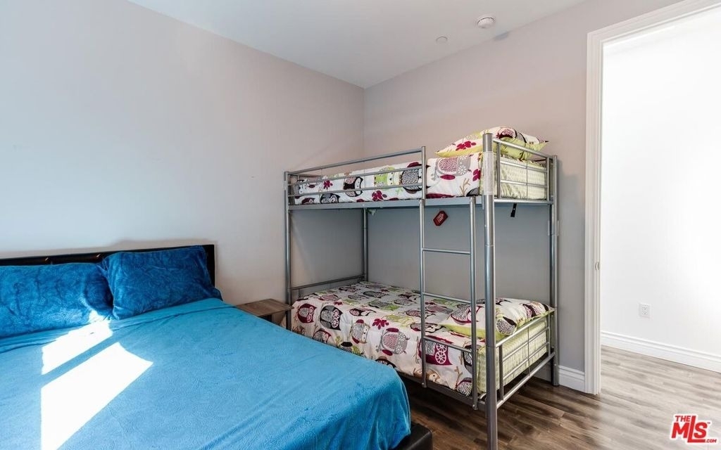 16001 Wyandotte Street - Photo 25