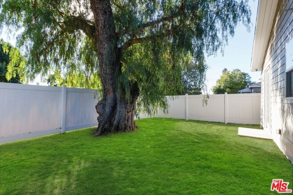 16001 Wyandotte Street - Photo 32