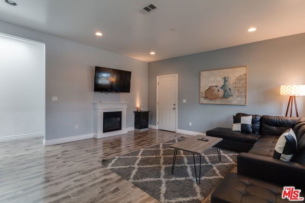 16001 Wyandotte Street - Photo 11
