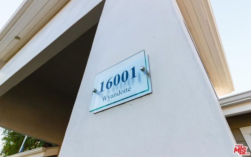 16001 Wyandotte Street - Photo 3