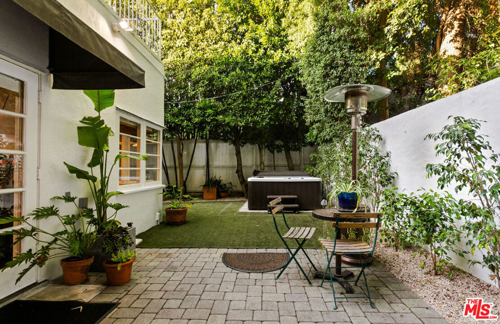 8467 Willoughby Avenue - Photo 30