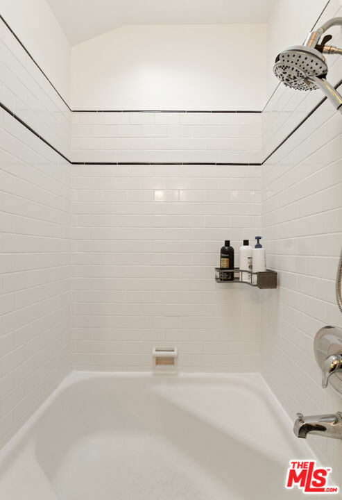 8467 Willoughby Avenue - Photo 23