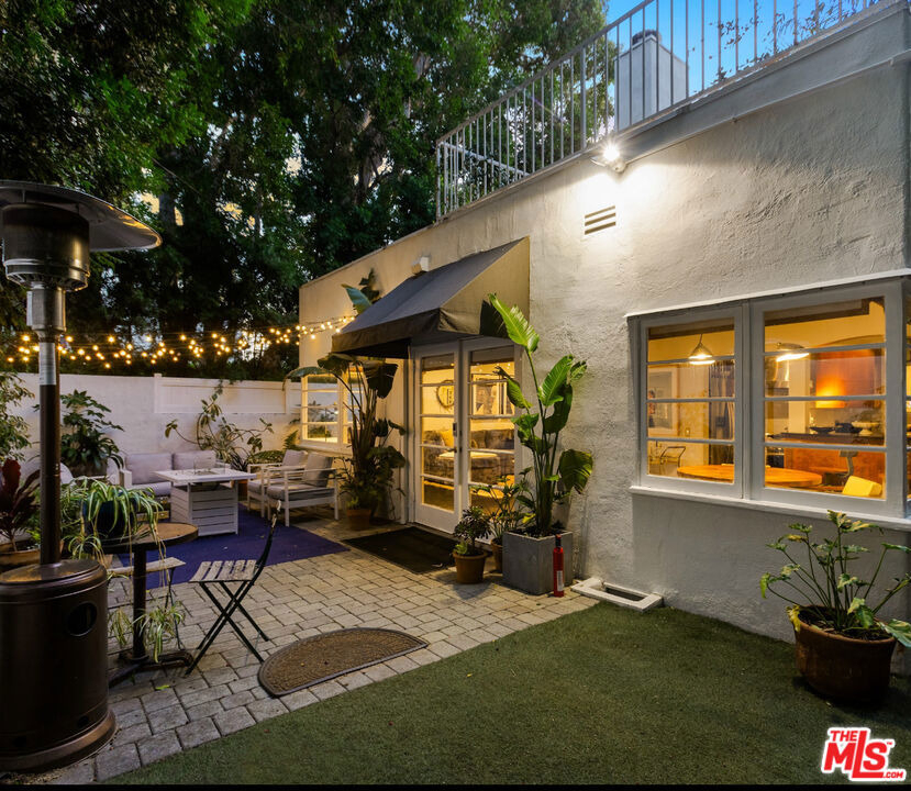 8467 Willoughby Avenue - Photo 37