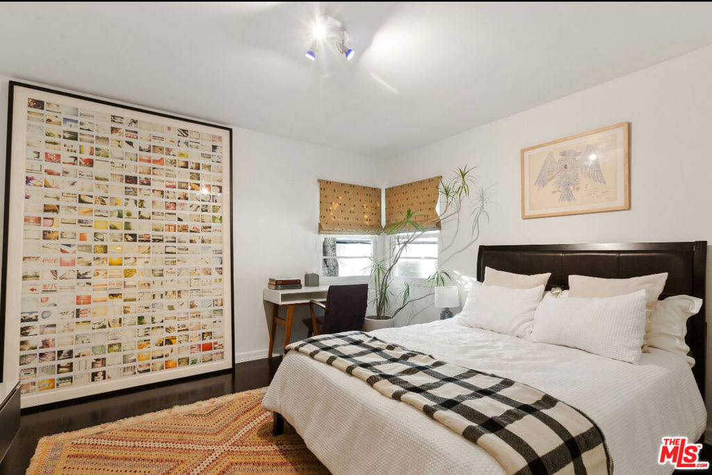 8467 Willoughby Avenue - Photo 13