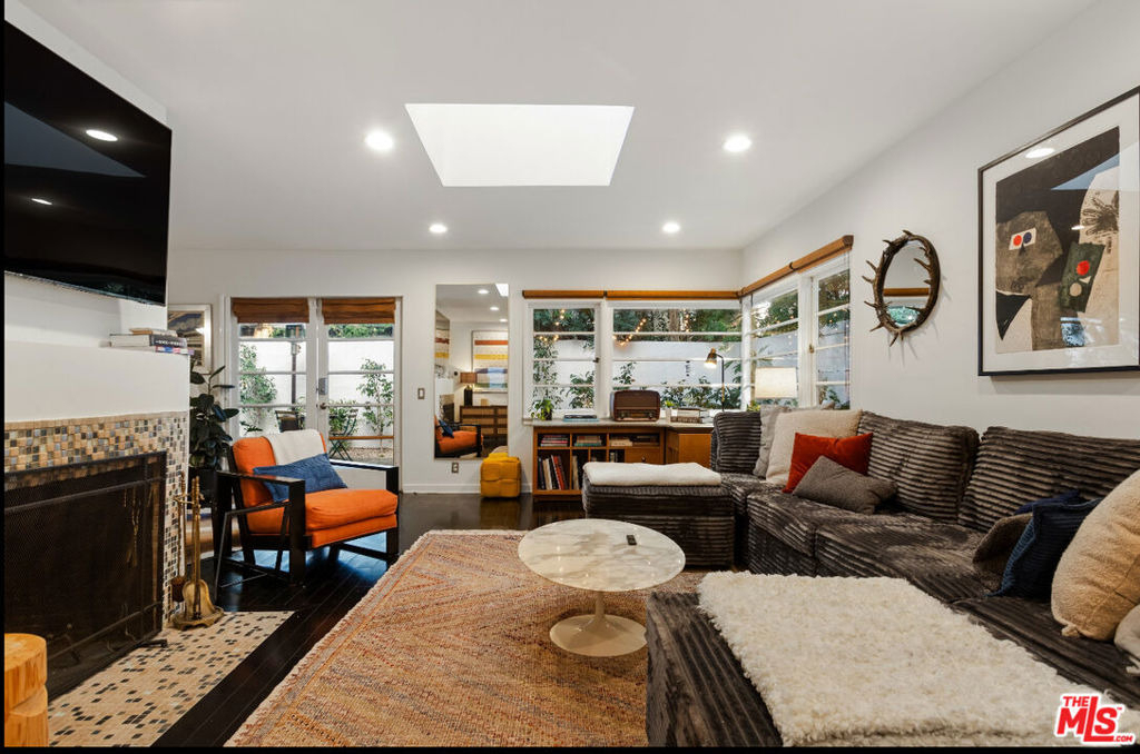 8467 Willoughby Avenue - Photo 2