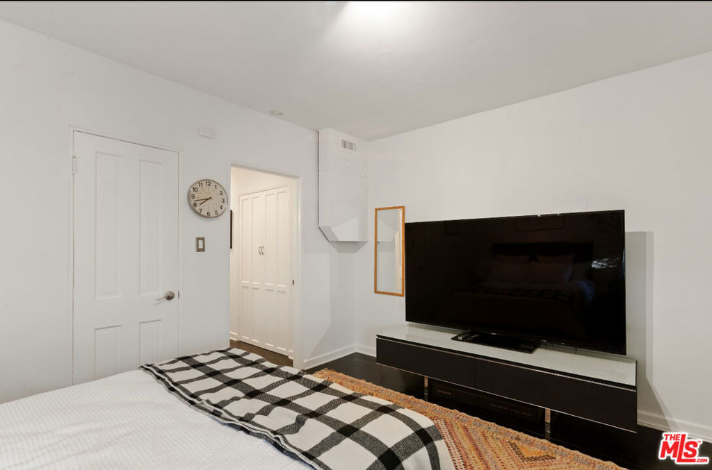 8467 Willoughby Avenue - Photo 15