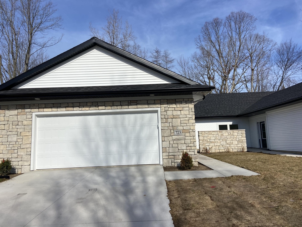 723 Violet Way - Photo 1