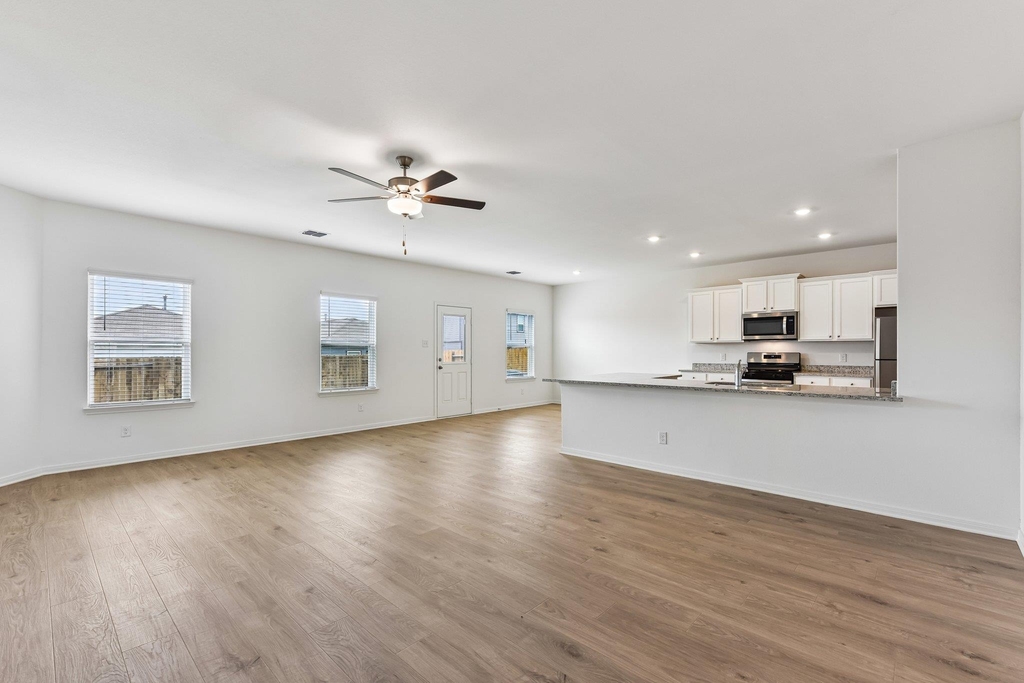 235 Surrey Oaks - Photo 2