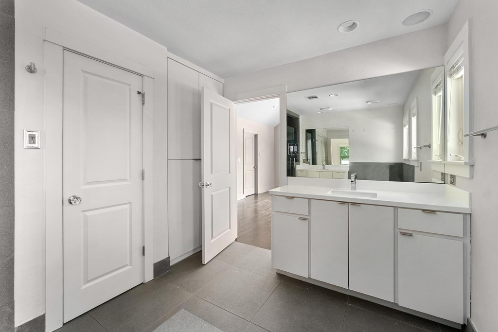 2802 Warren St - Photo 15