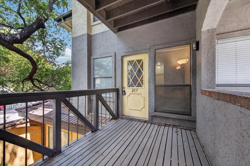 806 W 24th St - Photo 2