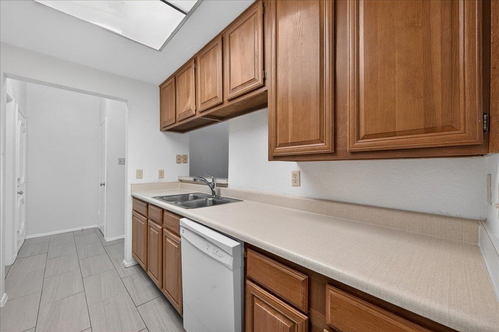 806 W 24th St - Photo 10