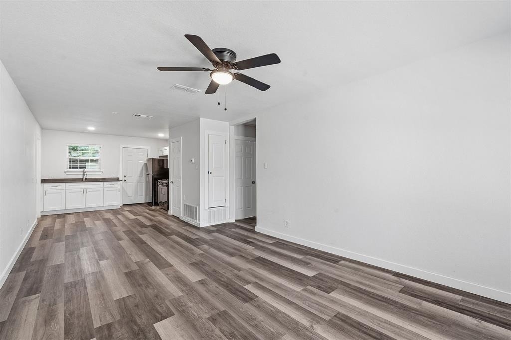 1911 Hearthside Dr - Photo 2