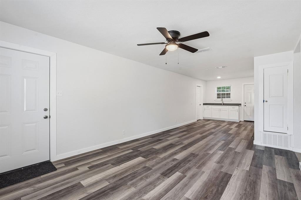 1911 Hearthside Dr - Photo 4