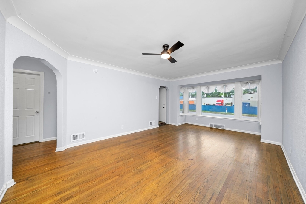 701 E 142nd Street - Photo 6