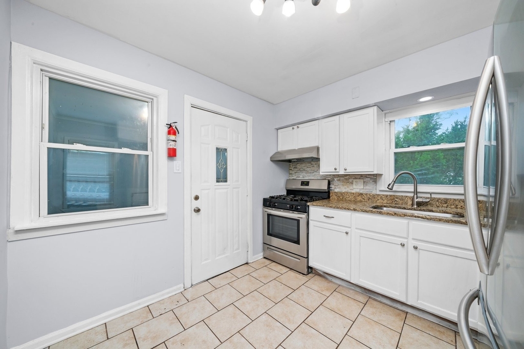 701 E 142nd Street - Photo 8