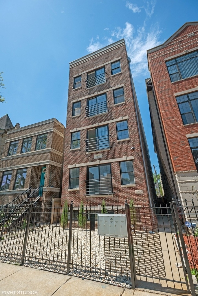 4824 S Champlain Avenue - Photo 0