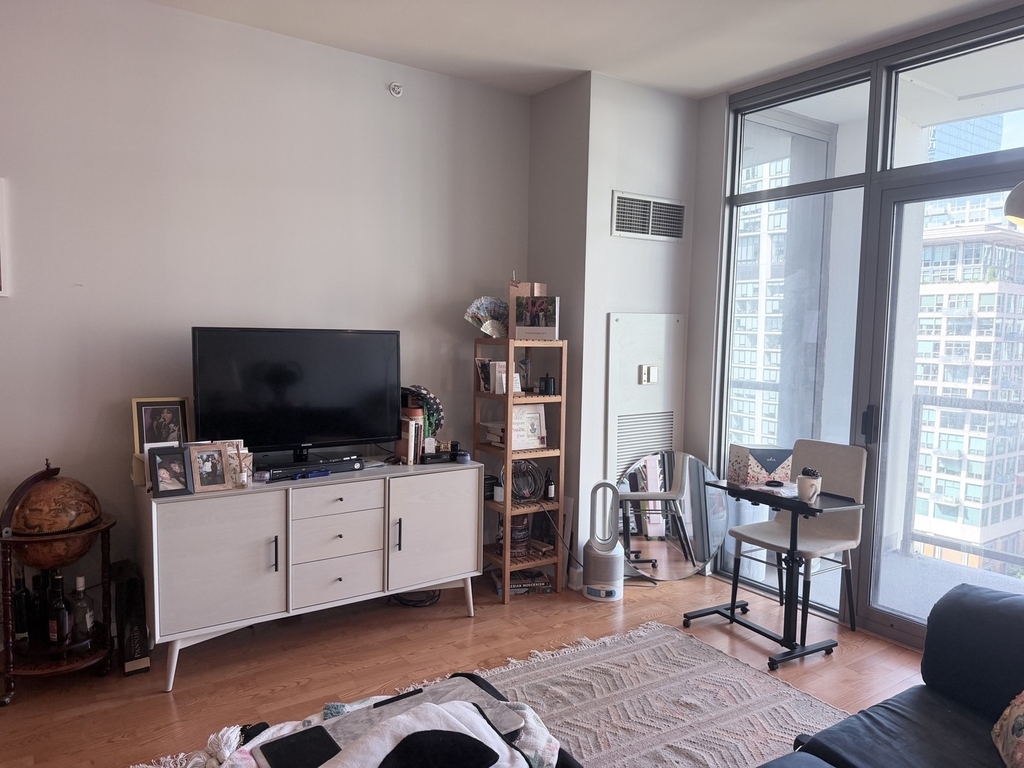 1235 S Prairie Avenue - Photo 1