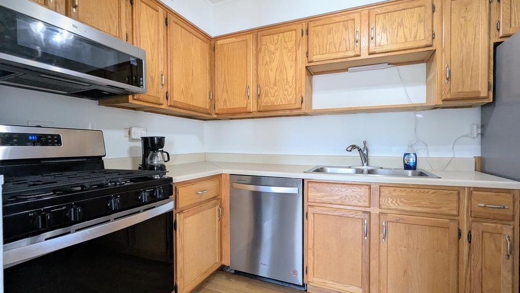 2610 Oakton Street - Photo 4