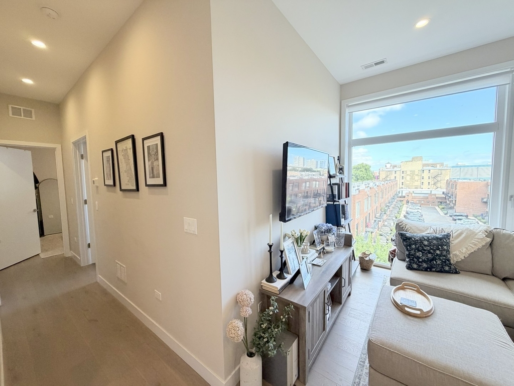 3757 N Sheffield Avenue - Photo 10
