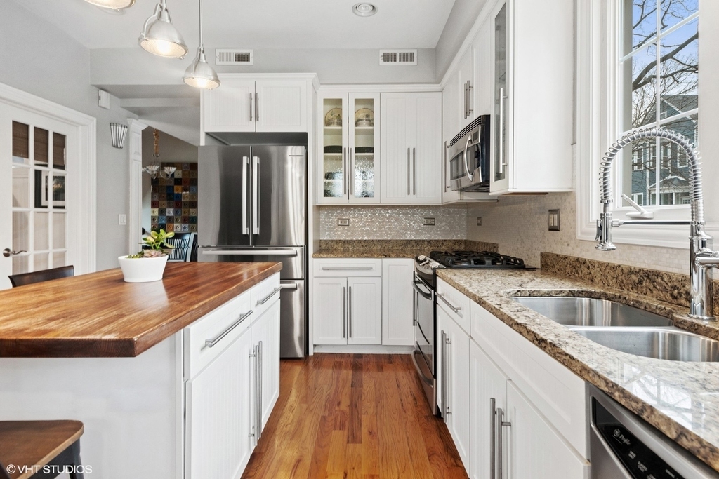 3034 N Greenview Avenue - Photo 4