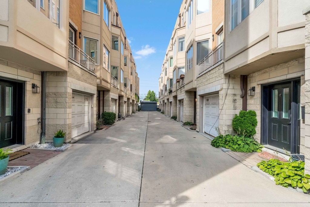 3262 W Armitage Avenue - Photo 2