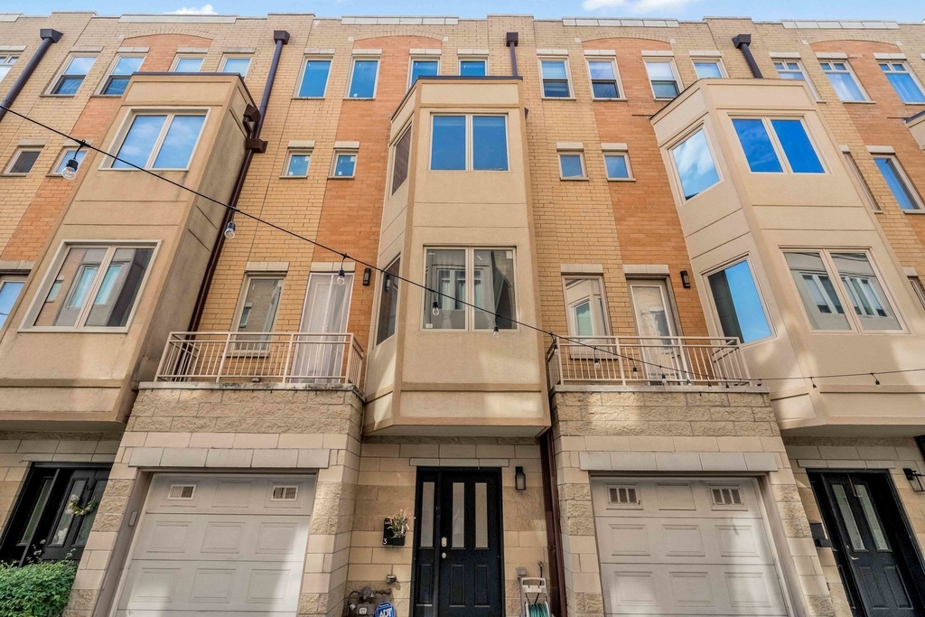 3262 W Armitage Avenue - Photo 1