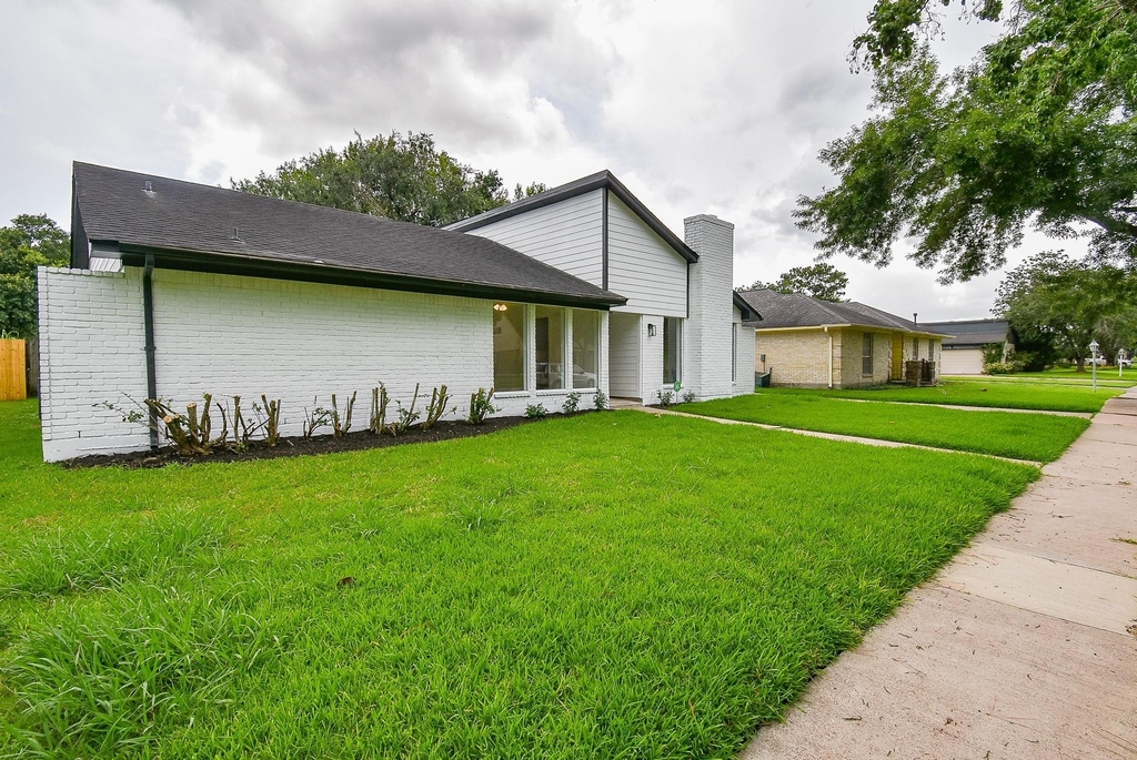 1815 Mustang Springs Drive - Photo 3