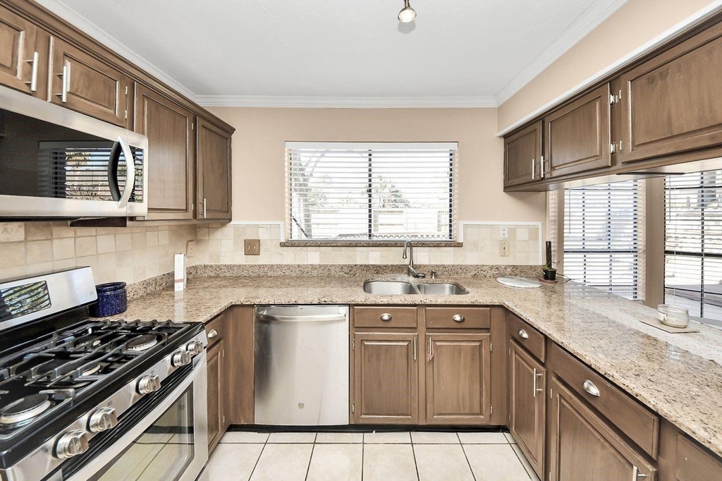 7607 Plumtree Forest Cir Circle - Photo 8
