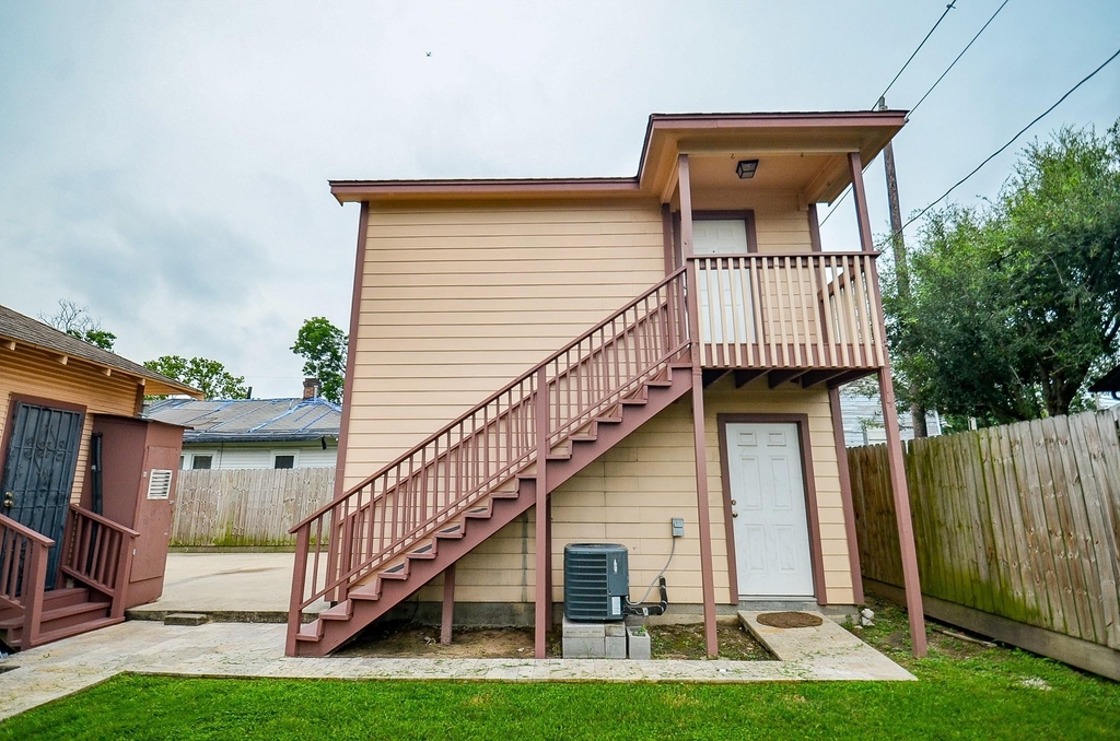 303 Vincent Street - Photo 0
