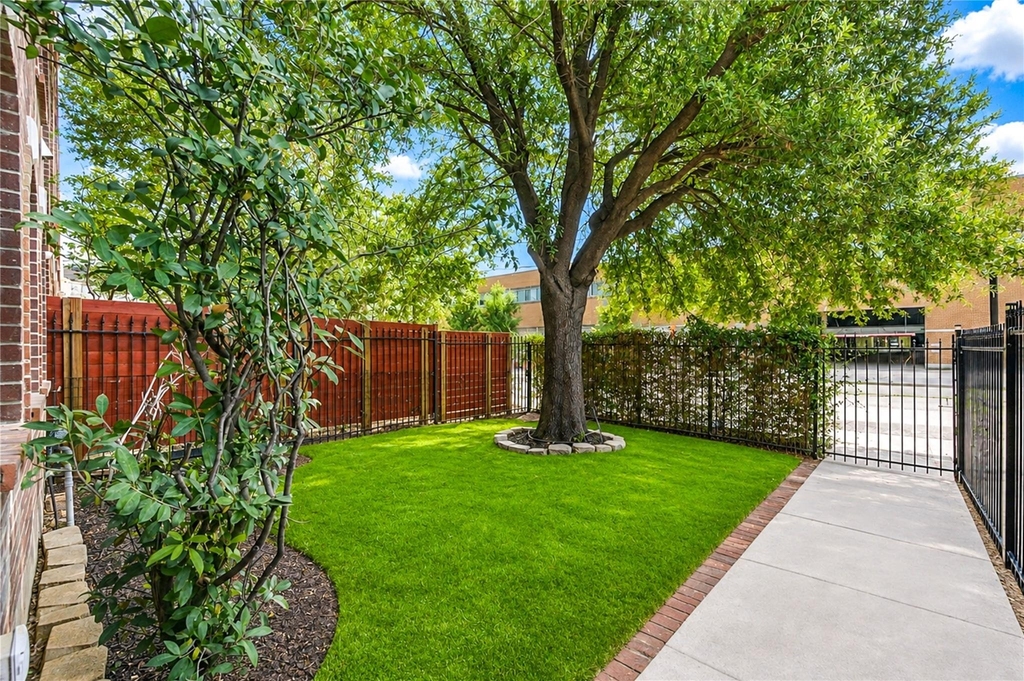 1322 Emancipation Avenue - Photo 2