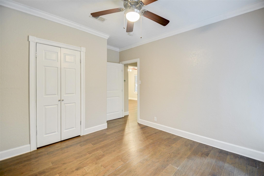 711 W 10th Street - Photo 9