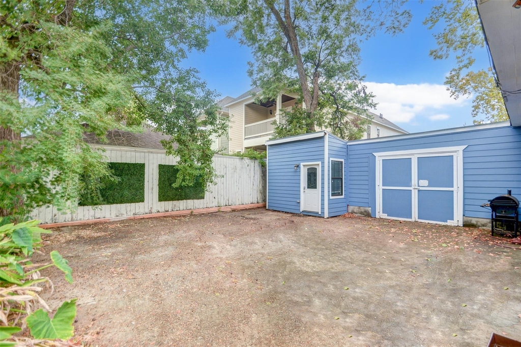 711 W 10th Street - Photo 14