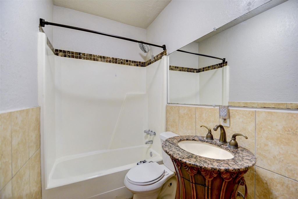 711 W 10th Street - Photo 10