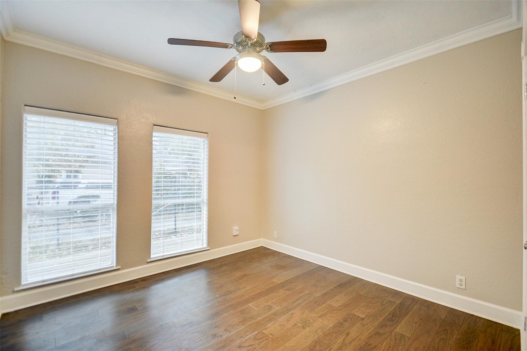 711 W 10th Street - Photo 8