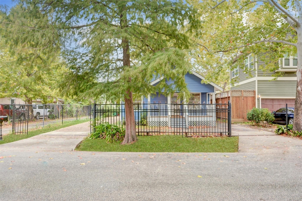 711 W 10th Street - Photo 2