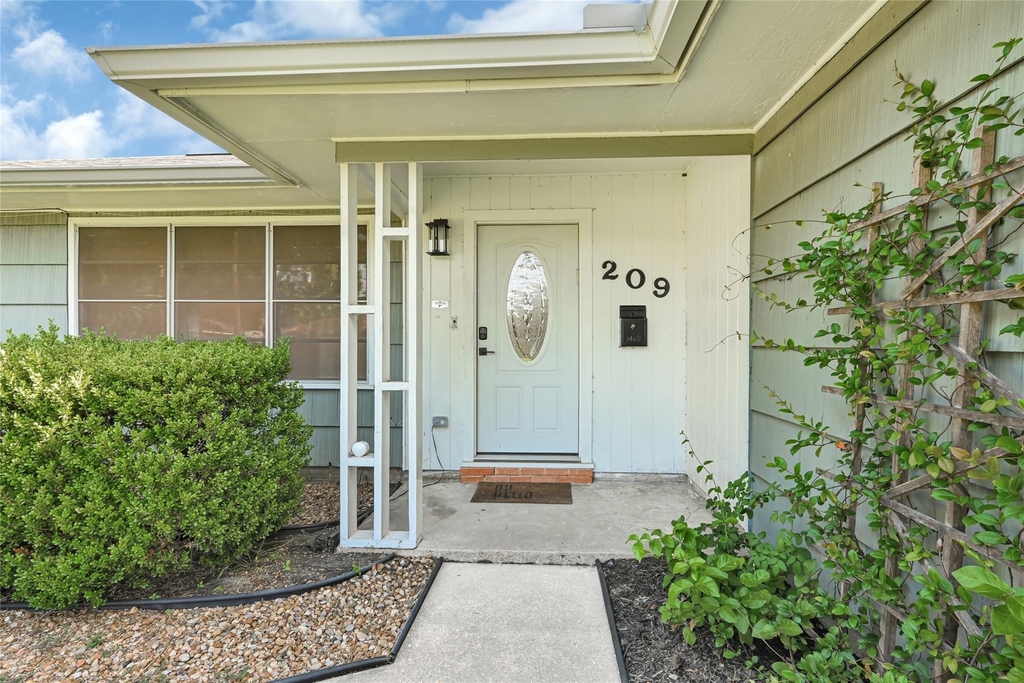 209 W 6th Street - Photo 2