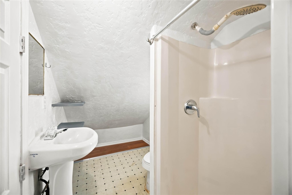 824 W 17th Street - Photo 10