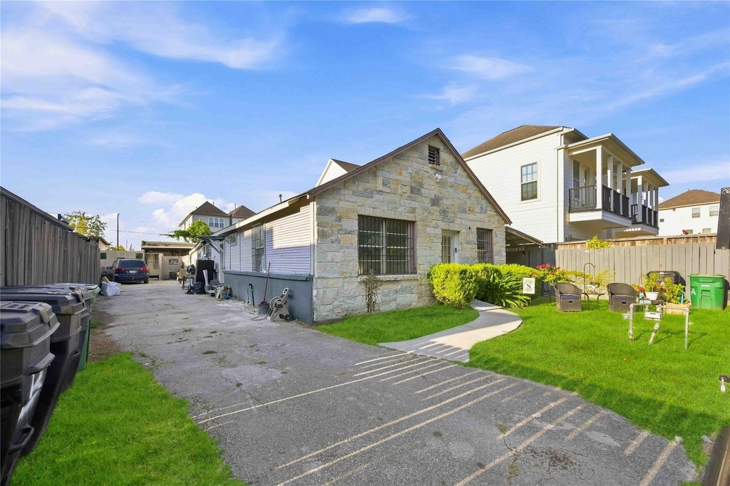 824 W 17th Street - Photo 0