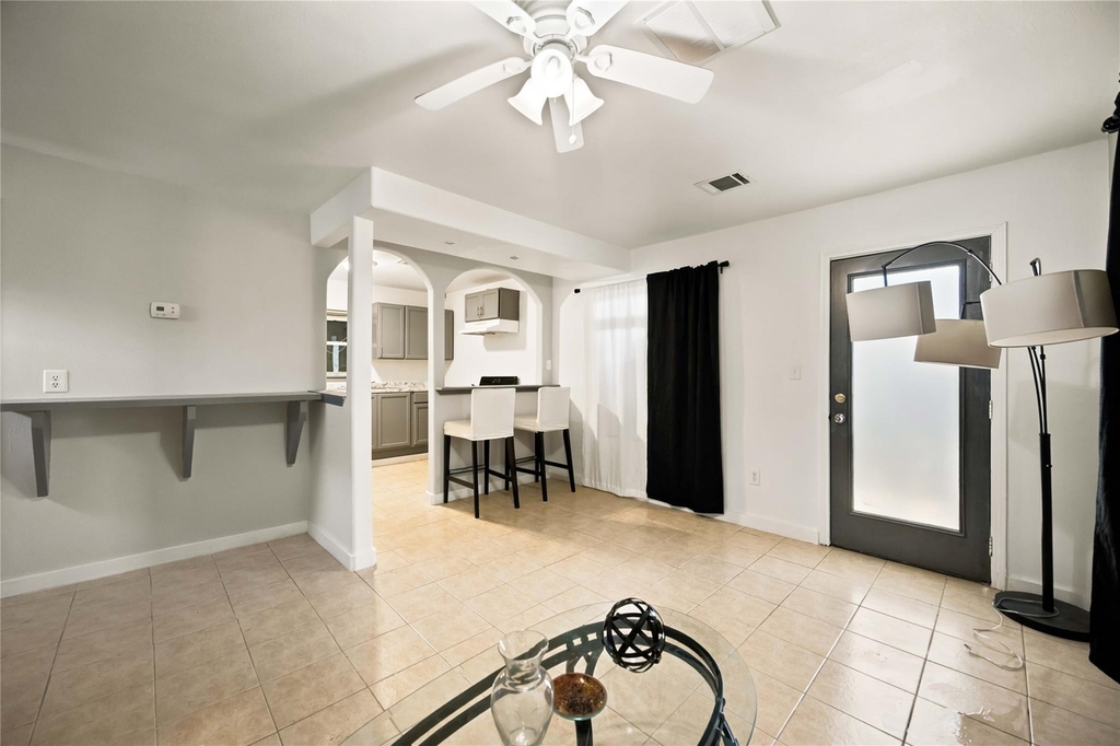 824 W 17th Street - Photo 3